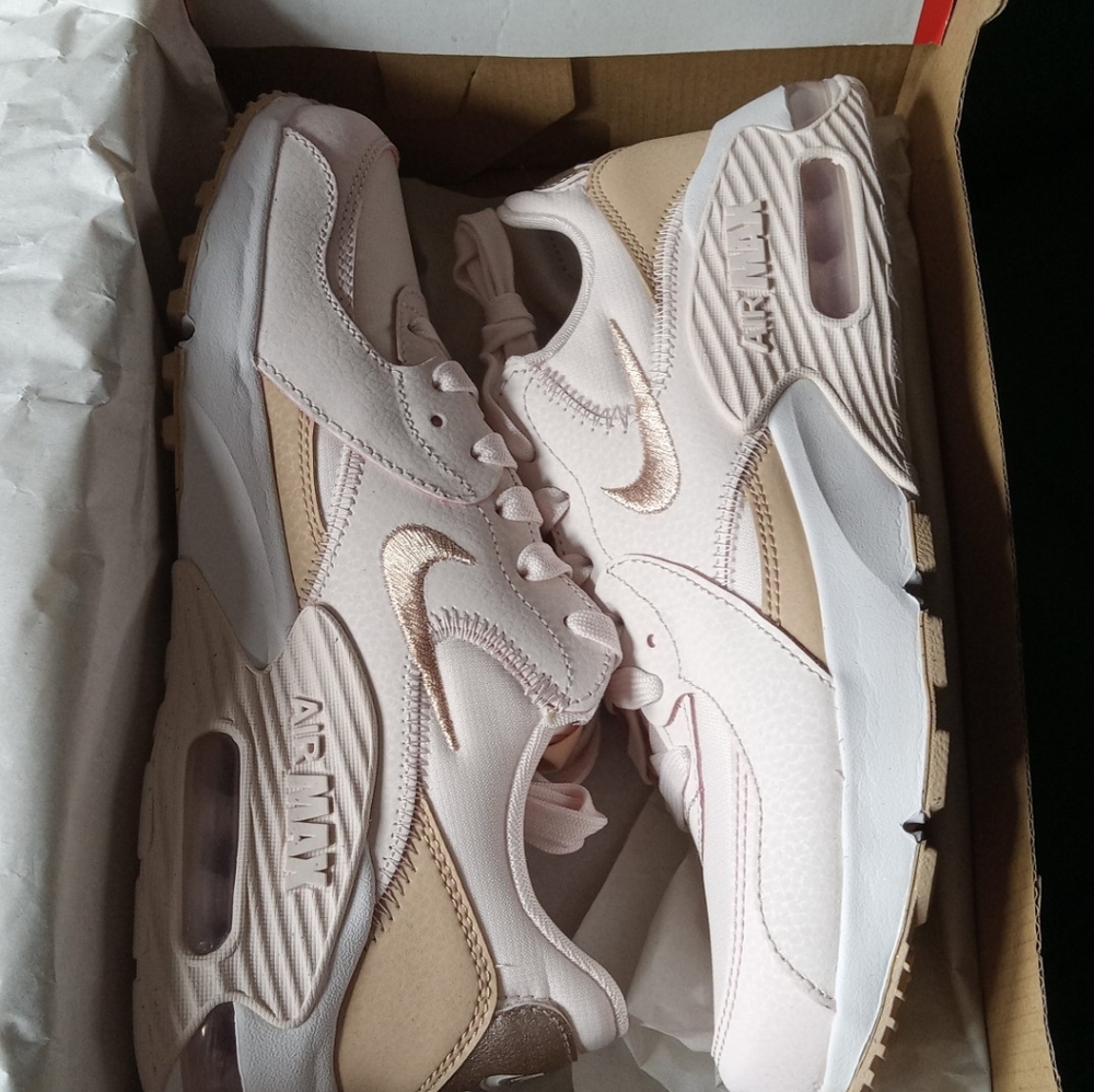 New in box womens size 7 pale pink nike airmax